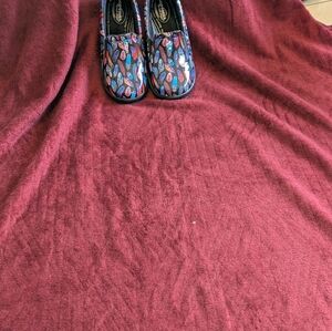 Easy Works women's blk/multi tie dye feathers slip resistant clogs size 7W